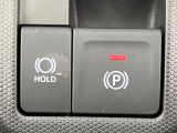 【電動パーキングブレーキ】パーキングブレーキは便利な電動式!ボタン一つで操作でき、アクセルを踏めば自動で解除されます♪レバーやペダルが無いので運転席廻りもすっきりしますね♪