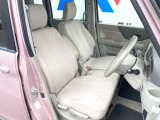 運転席まわりには十分なスペースがあり、大柄な方でもゆったり運転していただける環境です。