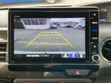 後退時に車両の後ろ側をモニター画面に表示します。車庫入れが苦手な人もこれで安心♪