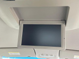 【フリップダウンモニター】大画面モニターで後席でもエンタメをお楽しみいただけます。小さなお子様にも大人気の装備です♪