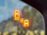 【ブラインドスポットモニタリング】走行中、ドアミラーの死角になりやすい箇所に後続車が接近するとサイドミラー付近に警告を表示、ドライバーに注意喚起をしてくれます。