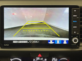 後退時に車両の後ろ側をモニター画面に表示します。車庫入れが苦手な人もこれで安心♪