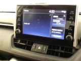 【ディスプレイオーディオ】・・・大型ディスプレイに各種オーディオ機能(AM/FMチューナー、Bluetooth対応)とスマートフォン連携機能を搭載。