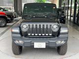 7本の縦長スリットと丸型のヘッドライトのデザインが特徴のJeepらしいデザインです。