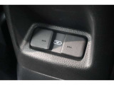 後部座席用にUSBポートがついていますのでコードを繋げばスマートフォンなどの充電が出来ます!