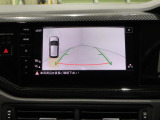 後退時の車両後方を画面に表示。ガイドライン付きで駐車時の安全確認をサポートします。
