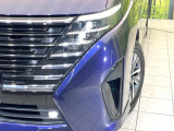 【LEDヘッドライト】悪天候や夜間走行時も良好な視界を確保し安心して運転できる高輝度LEDヘッドライトを装備!点灯速度が早く、消費電力も抑えられています。