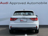 Audiのリヤディフューザーは、車両の後方での空気の流れを整え、乱流を減少させることで、走行安定性を向上させます。またスポーティで洗練された外観を提供し、全体のスタイルに一体感を持たせます。