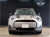 MINIのフロントグリルのデザインはイギリスで生まれた当初から、シルバーのサイドバーが折り重なった伝統的なデザインで御座います。その伝統はBMWのお車になってからでも少しずつ形を変えて守られております