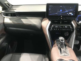 スタイリッシュなデザインのインパネ。各操作スイッチは使いやすい位置に配置されてます。
