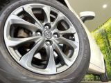 【純正15インチアルミホイール】外観にマッチした純正アルミホイールを装着しております。各種社外アルミホイールや、スタッドレスタイヤも取扱いしております。是非ご相談ください♪
