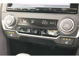 フルオートエアコンが装備されています!お好みの温度設定をするだけでエアコンの風量やモードの切り替えを自動でコントロールしてくれます!ユーザーの操作が少なく燃費走行にもつながります!