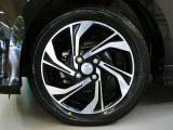 車のデザインにマッチした純正アルミホイール