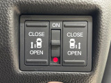 【両側スライドドア】駐車場で隣の車との間隔が狭く乗りにくい時、スライドドアなら安心!ドアオープン時も幅を取らず、開口部が広いので乗り降りがとっても簡単です。大きな荷物の出し入れも後席から可能♪