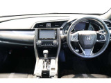 操作性に優れた運転席となります!小物入れや各ボタンの配置にこだわり、使いやすいです!座り心地もよく視認性も良好なのでロングドライブもお任せ下さい!