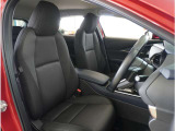 【清潔感のある運転席&助手席】隅々までクリーニングの行き届いた運転席&助手席。目立ったシミや汚れ等もございません。快適なドライブをどうぞ。