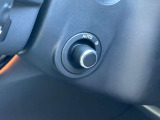 【電動調整ステアリングコラム】電動でステアリングの位置を微調整できます。またシートメモリと組み合わせることでハンドル位置も記録することができます。