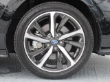純正18インチアルミホイール。 タイヤサイズは225/45R18