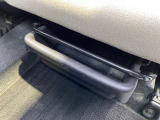 助手席下にもボックスがございます。