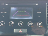 【バックモニター】後方の障害物や歩行者を確認できるバックモニター。狭い駐車場や混雑した場所でも安心して車を操作できます。