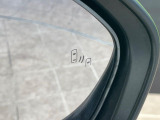 【ブラインドスポットモニター】走行中、ドアミラーの死角になりやすい箇所に後続車が接近するとサイドミラーのレンズに警告を表示!ドライバーに注意喚起をしてくれます。