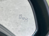 【ブラインドスポットモニター】走行中、ドアミラーの死角になりやすい箇所に後続車が接近するとサイドミラーのレンズに警告を表示!ドライバーに注意喚起をしてくれます。
