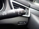 オートライト機能が装備されており暗い場所に入ると車両が検知しライトのON・OFFを自動的に切り替えてくれますので非常に便利な装備です♪