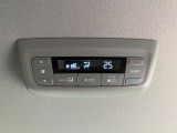 【リアオートエアコン】広い後部座席には必須の機能!風量や温度を自動で調整し前席と同様な車内環境にしてくれるリアオートエアコンを装備。夏の暑さも冬の寒さもストレスなく快適にお過ごしいただけます♪