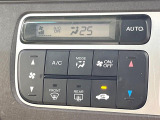 【オートエアコン】一度お好みの温度に設定すれば、車内の温度を検知し風量や温度を自動で調整。暑い&hellip;寒い&hellip;と何度もスイッチ操作をする必要はありません。快適な車内空間には必須の機能ですね♪