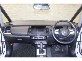 操作性に優れた運転席となります!小物入れや各ボタンの配置にこだわり、使いやすいです!座り心地もよく視認性も良好なのでロングドライブもお任せ下さい!