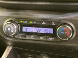 【オートエアコン】一度お好みの温度に設定すれば、車内の温度を検知し風量や温度を自動で調整。暑い&hellip;寒い&hellip;と何度もスイッチ操作をする必要はありません。快適な車内空間には必須の機能ですね♪