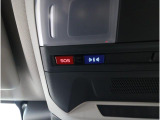 専用ボタンでコールセンターへ接続。状況に応じて緊急車両の要請やロードサービスの取次ぎを行います。重大事故の際は自動的にコールセンターにつながり、緊急車両やドクターヘリを要請します。(要申込)