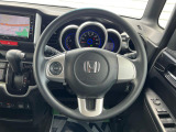 インテリアに合わせたデザインのステアリングは、運転される方のことも考え、運転しやすい形状、大きさです。是非一度、実際に触ってお確かめください。