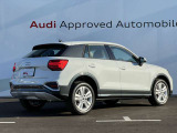 Audiのリヤディフューザーは、車両の後方での空気の流れを整え、乱流を減少させることで、走行安定性を向上させます。またスポーティで洗練された外観を提供し、全体のスタイルに一体感を持たせます。