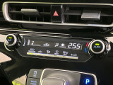 【オートエアコン】一度お好みの温度に設定すれば、車内の温度を検知し風量や温度を自動で調整。暑い&hellip;寒い&hellip;と何度もスイッチ操作をする必要はありません。快適な車内空間には必須の機能ですね♪