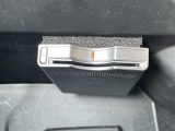 【ETC】有料道路を利用する際に料金所で停止することなく通過できる、ETC車載器(ノンストップ自動料金収受システム機器)が装備されています。セットアップを行うことで利用可能になります。