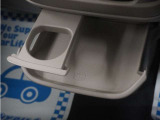 引き出して大きめトレーとして、しまったままでも小物置きとして、運転席からも助手席からも自在に使えるドリンクホルダー付のトレーです。