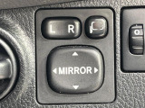 【電動格納ミラー】サイドミラーは電動格納式となっており、狭い駐車場でもキズがつくリスクを抑えられます。