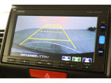 バックカメラが装備されており、後方の安全確認はもちろんのこと狭い場所での駐車や雨の日・夜間など視界の悪いコンディションでのストレスの軽減にもなります!