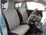 【清潔感のある運転席&助手席】隅々までクリーニングの行き届いた運転席&助手席。目立ったシミや汚れ等もございません。快適なドライブをどうぞ。