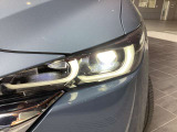 ALHは夜間走行時に前方車や対向車の状況を判断し「LEDヘッドランプの照射範囲を自動でコントロール・低速走行時により広い範囲を照射・高速走行時により遠くを照らす」を組み合わせることで夜間の視認性を高めます。