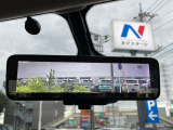 【インテリジェントルームミラー】後席の大きな荷物や同乗者で後方が確認しづらい時でも安心!カメラが撮影した車両後方の映像をルームミラー内に表示。クリアな視界で状況の確認が可能です!