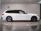 【BMWの伝統-3】BMWのお車は、&ldquo;駆け抜ける歓び&rdquo;を体現しております。走行の安定性とコーナリングの良さを追求し、思い通りにハンドルの操作可能です。