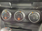 【オートエアコン】一度お好みの温度に設定すれば、車内の温度を検知し風量や温度を自動で調整。暑い&hellip;寒い&hellip;と何度もスイッチ操作をする必要はありません。快適な車内空間には必須の機能ですね♪