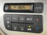 【オートエアコン】一度お好みの温度に設定すれば、車内の温度を検知し風量や温度を自動で調整。暑い&hellip;寒い&hellip;と何度もスイッチ操作をする必要はありません。快適な車内空間には必須の機能ですね♪