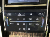 【オートエアコン】一度お好みの温度に設定すれば、車内の温度を検知し風量や温度を自動で調整。暑い&hellip;寒い&hellip;と何度もスイッチ操作をする必要はありません。快適な車内空間には必須の機能ですね♪