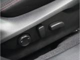 電動シートを装備。お客様に安全に運転頂けるよう座席の位置、座面の上げ下げやリクライニングの加減も細やかな設定を可能にしました。