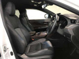 高いホールド性で運転姿勢が安定します。長距離ドライブでも疲れにくいのが魅力です。快適なドライビングライフをお送りください♪
