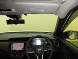 ドライバー目線で、使いやすく安全操作性と良好な視界を実現した運転席です。