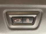 【パワーゲート】電動パワーゲートです。開閉がボタン1つで開け閉め行えます。また、状況に応じてのトランクハッチ開閉量を簡単に設定可能です。スマートオープナーも便利な機能です。ぜひお試しください。